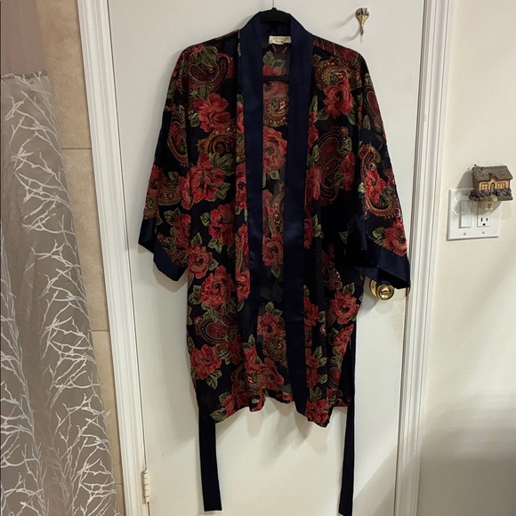 Victoria's Secret Other - Vintage Victoria's Secret Red and Black Floral Kimono Robe-One size fits all